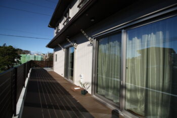南の外観です。下屋に大きく設けることで、夏の日射を防ぎます。広いウッドデッキも見栄えがします。 横浜市S様邸