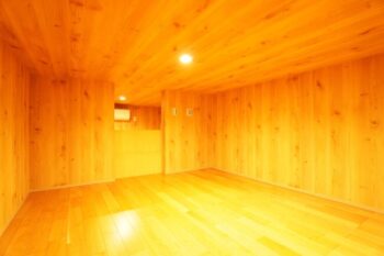 小屋裏空間は、趣味や収納、プライベートスペースとして多彩に活用できる特別な空間。 天井・壁にあしらった無垢調の木目が、まるで山小屋のような落ち着きと心地よさを演出します。 限られた高さを活かした設計により、住まいに“もうひとつの居場所”をプラスした、遊び心あふれる空間です。 海老名市M様邸