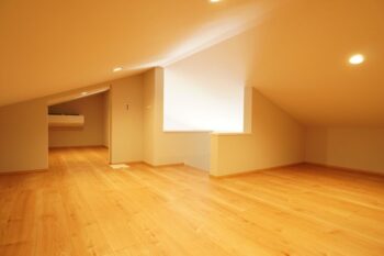 天井高を抑えながらも、奥へと広がる空間構成により、落ち着きと開放感を両立しました。 やわらかな間接的な明るさに包まれた空間は、書斎や趣味室、セカンドリビングなど、多目的に活用可能です。 町田市N様邸