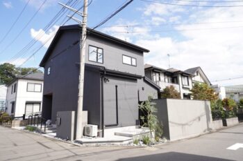 シンプルなフォルムに素材の質感を重ねることで、洗練された佇まいを実現しました。 道路に面した塀を設け、プライバシーに配慮しながら、内側には光と開放感を取り込む設計に。 外からの視線をやわらかく遮る外構計画と植栽が、住まいに落ち着きと奥行きを与えています。 無駄を削ぎ落としたデザインの中に、暮らしやすさと快適性を丁寧に落とし込んだ一邸。 都市型住宅ならではの機能性と、上質な住空間を両立した住まいです。 町田市N様邸