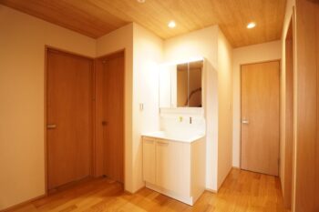 住まい全体に統一感のある温かな空間を演出しました。 シンプルで使いやすい洗面化粧台を中心に、動線にも配慮した設計で、毎日の身支度を快適にサポートします。 ナチュラルな素材感とやわらかな照明が調和し、落ち着きのある上質な空間に仕上げています。 海老名市M様邸